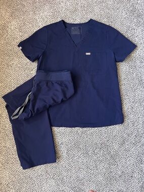FIGS Scrubs Women’s Catarina Top Size Large Livingston Pants Large Petite Navy